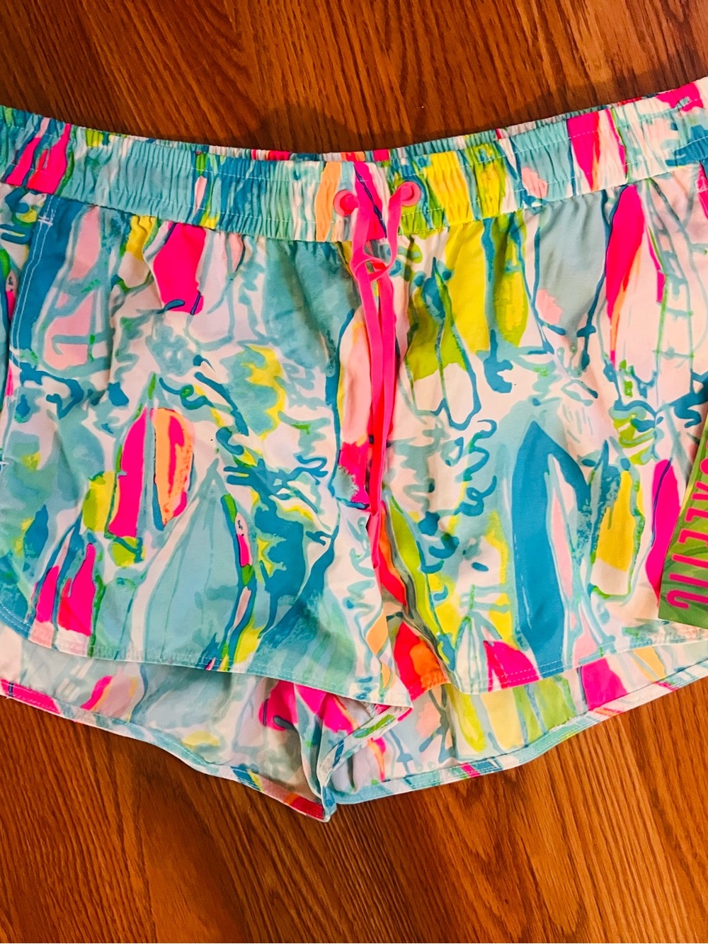 NWT womens medium Lilly Pulitzer Run around shorts